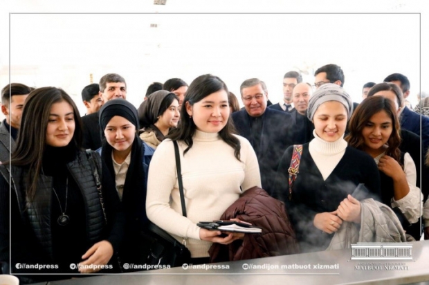 Andijon viloyati hokimi Shuhrat Abdurahmonov talabalar bilan birga ovqatlandi (foto)
