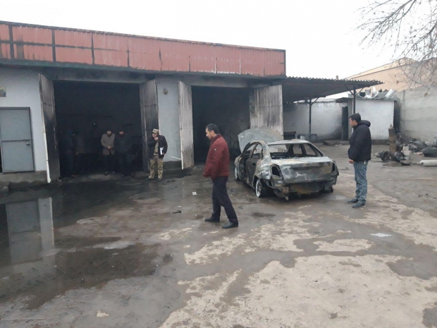 Avtomobillarga texnik xizmat ko‘rsatish ustaxonasida 3 ta mashina yonib ketdi (foto)