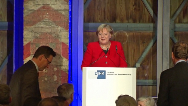 Germaniya kansleri Angela Merkel sahnaga chiqish vaqtida yiqilib tushdi (video)