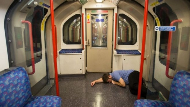 Лондон метрополитенида нега йўловчи пичоқлаб кетилган?