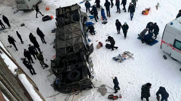 Zabaykaleda avtobus ko‘prikdan daryoga quladi, 19 kishi halok bo‘ldi (video)