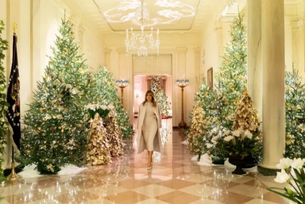 Melaniya Tramp Oq uyni Rojdestvoga qanday bezatishganini namoyish qildi (video)
