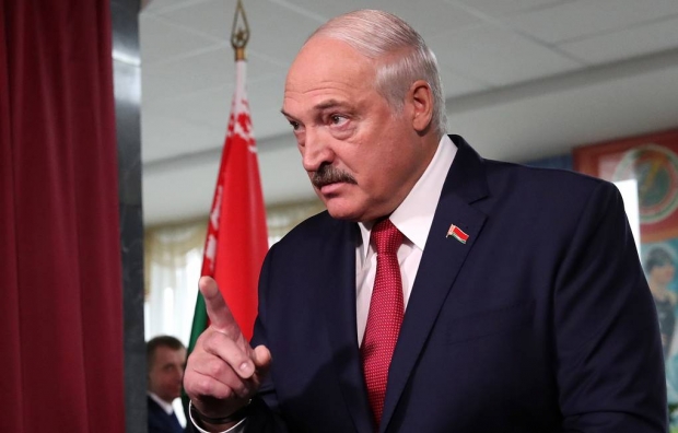 Lukashenko soxtakorlik bilan shug‘ullanayotgan mansabdorlarni hech qanday sud va tergovlarsiz qamashni taklif qildi