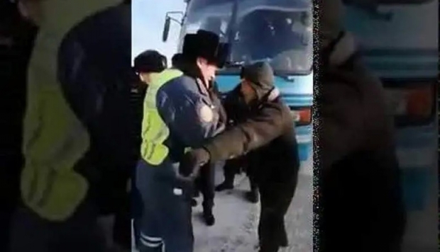 Қозоғистонда полиция 56 ўзбекистонликка ёрдам кўрсатди (видео)