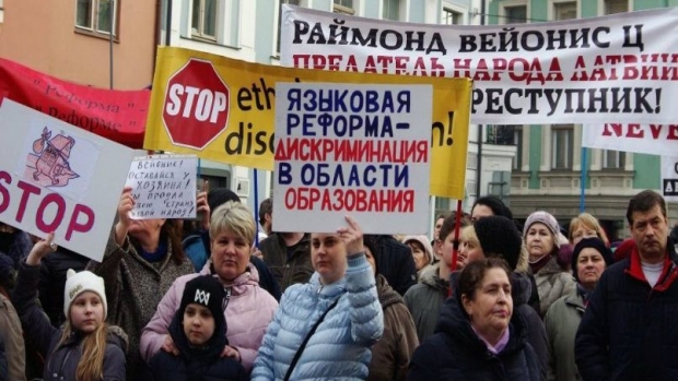Латвияда рус тилида сўзлашмоқчи бўлган одамларнинг пулини олиш таклиф қилинди