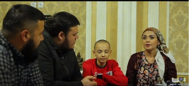«2 та машинамни ҳайдаб қочиб, қириб келди». Мадина Мухторова ўғлининг калтакланиши сабабларини айтди (видео)