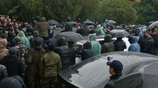 Abxaziyada namoyishchilar prezident ma’muriyati binosini qamal qildi
