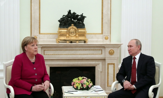 "Foydali muloqot". Putin va Merkel 3,5 soat ichida qanday mavzularni muhokama qilishdi