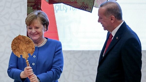 Erdo‘g‘an Merkelga qimmatbaho ko‘zgu va qadimiy dubulg‘a hadya qildi