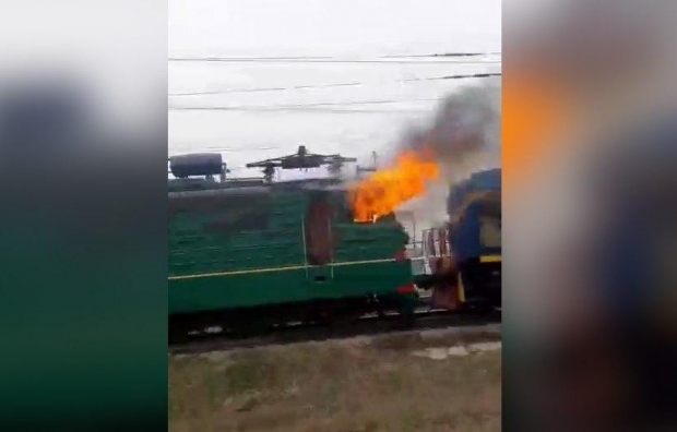 Nazarbekda harakatlanayotgan lokomotivda yong‘in sodir bo‘ldi (video)