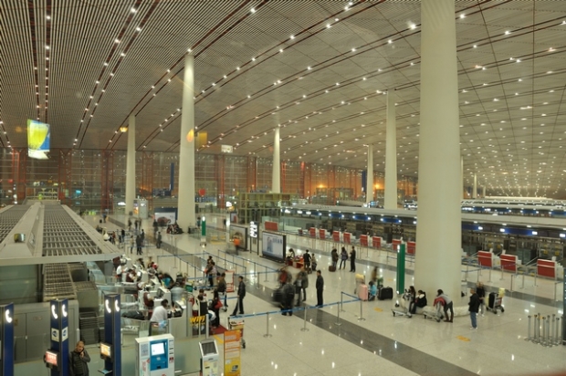 Pekin aeroportida o‘zbekistonlik uch talaba qolib ketgani xabar qilindi