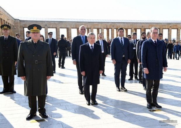 Shavkat Mirziyoyev Turkiyaga tashrifini Otaturk qabrini ziyorat qilishdan boshladi