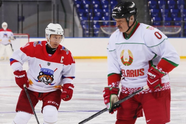 Путин ва Лукашенко хоккей ўйнаш учун музокараларни тўхтатиб туришди