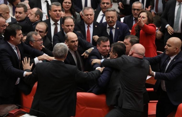 Turkiya parlamentida ommaviy mushtlashuv yuz berdi (video)