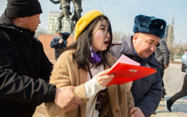 Бишкекда аёлларга нисбатан зўравонликка қарши митинг ўтказган аёллар қўлга олинди