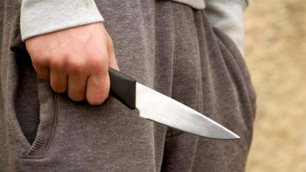 Бухоролик эркак қўшнисидан баландроқ уй қургани учун пичоқланди