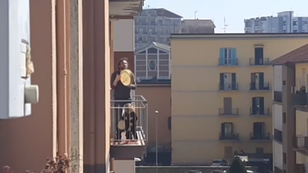 Карантиндаги италияликлар балконга чиқиб қўшиқ куйламоқда (видео)