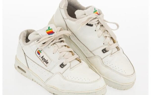 Apple ходимига тегишли эски кроссовка аукционда қарийб 10 минг долларга сотилди