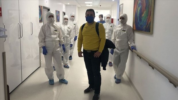 Туркияда коронавирусдан тузалган бемор шифокорлар билан пингвин рақсини ижро этди (видео)