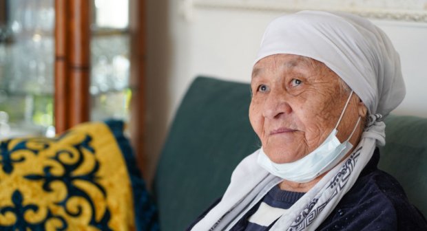 Qozog‘istonda 82 yoshli onaxon koronavirusni qanday yengdi