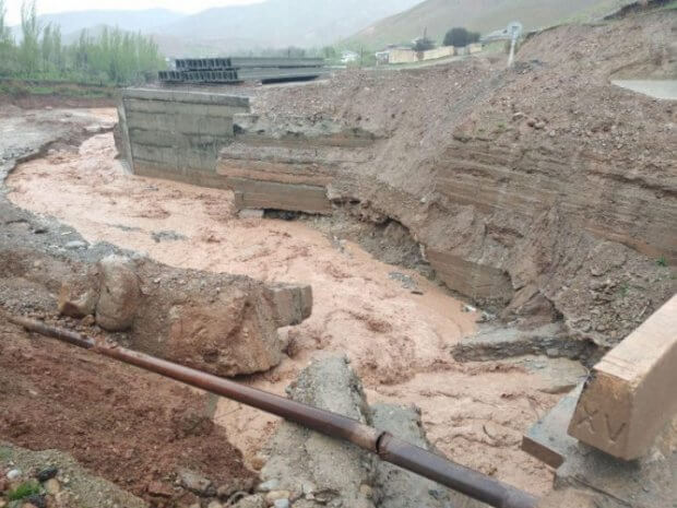 Qamashidagi chekka qishloqlarga sel kelishi oqibatida yo‘lni tog‘ ko‘chkilari to‘sib qoldi (foto)