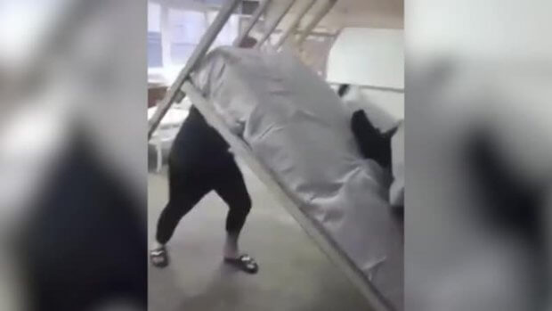 MMA kurashchisi koronavirusga chalingan bemorlarni ko‘tarib shug‘ullanmoqda (video)