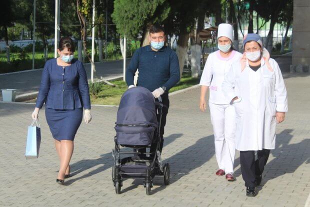 Onasi tug‘ruqxonaga vertolyotda yetib olgan dehqonobodlik chaqaloqqa viloyat hokimi sovg‘asi topshirildi