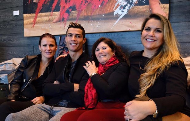 Ronaldu karantin qoidalarini buzib jiyanining tug‘ilgan kuniga bordi (video)