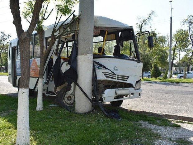 Yunusobodda YTH: avtobus yo‘l bo‘yidagi ustunga urildi