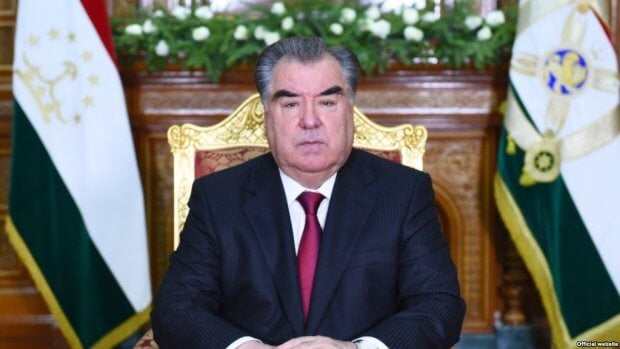 Эмомали Раҳмон тожикистонлик фермер ва деҳқонлардан Рамазон рўзасини бошқа пайт тутиб беришни сўради