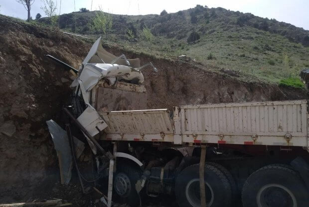 Qamchiq dovonida tormozi ishlamay qolgan yuk mashinasi toqqa borib urildi (foto)