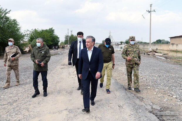 Prezident suv chekingach uylariga qaytgan odamlar bilan uchrashdi (foto)