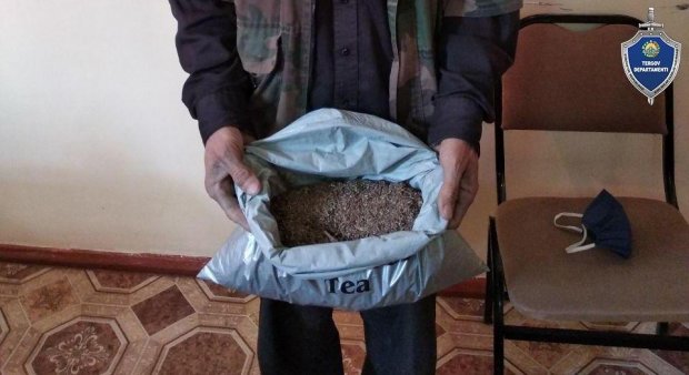 Toshkent viloyatida ko‘cha bo‘ylab bir paket giyohvandlik moddasi bilan yurgan shaxs ushlandi