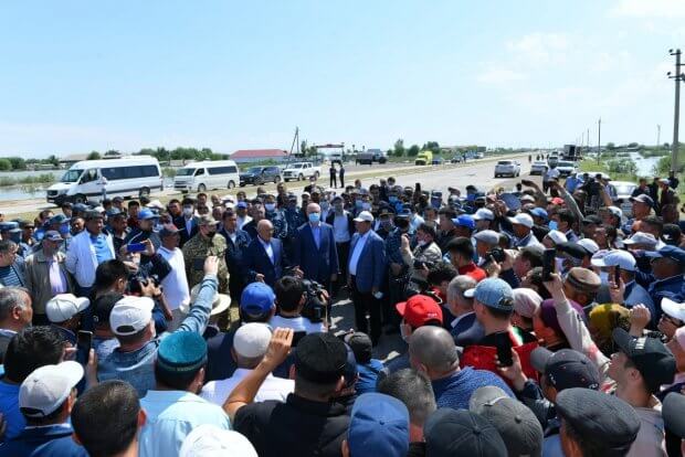 Qozog‘istonda suv toshqinidan jabrlanganlarga 100 ming tengedan kompensatsiya to‘lanadi