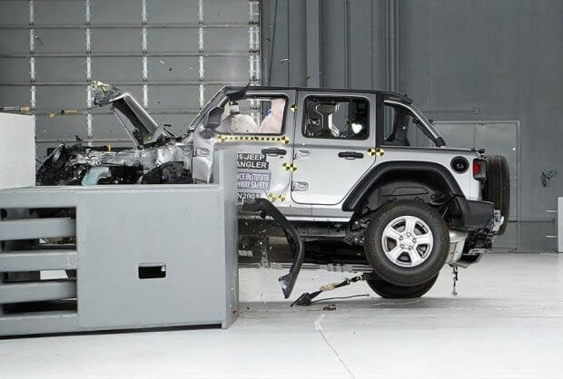 Jeep Wrangler krash-test vaqtida ikki marta ag‘darilib ketdi (video)