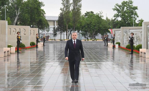 Shavkat Mirziyoyev G‘alaba bog‘iga tashrif buyurib, «Matonat madhiyasi» yodgorlik majmuasiga gul qo‘ydi