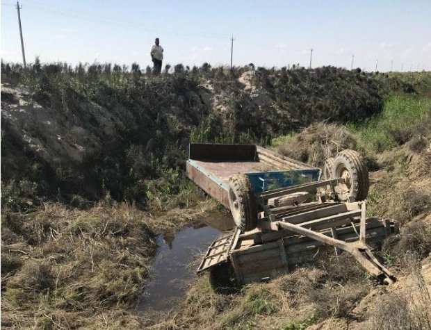 Buxoroda traktor tirkamasi zovurga ag‘darildi. Ikki kishi voqea joyida vafot etdi