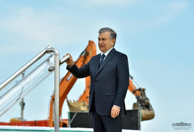 Sardoba, Oqoltin va Mirzaobodda ko‘p qavatli uylar quriladi. Prezident uy poydevoriga tamal toshi qo‘ydi (foto)