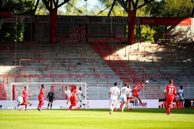 «Stadionga kiritmasa ham yo‘lini topamiz». Ikki muxlis «Union»—«Bavariya» o‘yinini 12 metrlik daraxtga chiqib kuzatdi