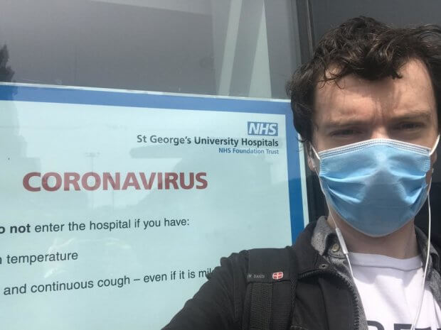 Koronavirusga qarshi vaksinani sinab ko‘rgan jurnalist o‘zini qanday his qilganini so‘zlab berdi