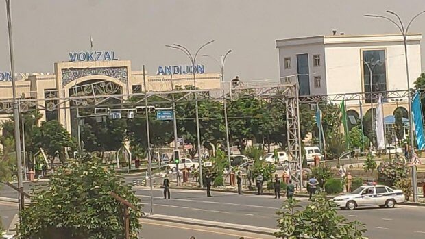 Andijonda svetofor to‘siniga chiqib, viloyat hokimini chaqirib berishlarini talab qilgan fuqaro 15 sutkaga qamaldi