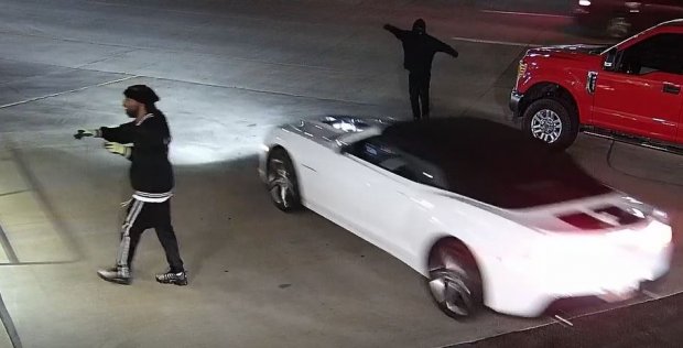 АҚШ полицияси Chevrolet автосалонида содир этилган ўғирлик лавҳаси билан бўлишди