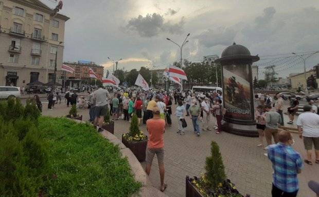 Minsk aholisi hukumatga norozilik belgisi sifatida «birdamlik zanjir»iga tizildi
