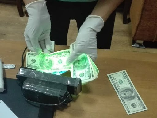 Тошкентда «Чорсу»даги савдо жойи учун 500 доллар пора сўраган бозор ходими қўлга тушди