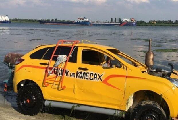 Rossiyalik blogerlar Lada XRay avtomobilini suvda suzishga moslashtirdi (video)