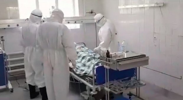 SSV Toshkentda koronavirus og‘ir kechayotgan bemor ahvolini namoyish etdi (video)