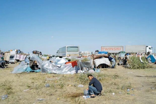 Biydek dalada: o‘zbekistonlik minglab migrantlar Rossiya-Qozog‘iston chegarasida qolib ketayotgani haqida