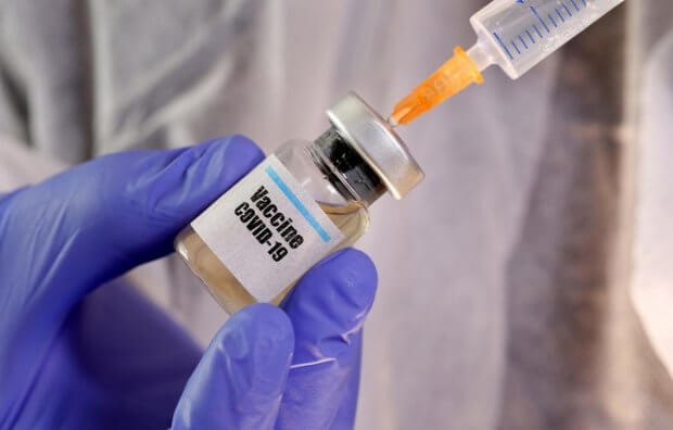 Shifokor koronavirusga qarshi vaksina qanday bemorlarga to‘g‘ri kelmasligini aytdi