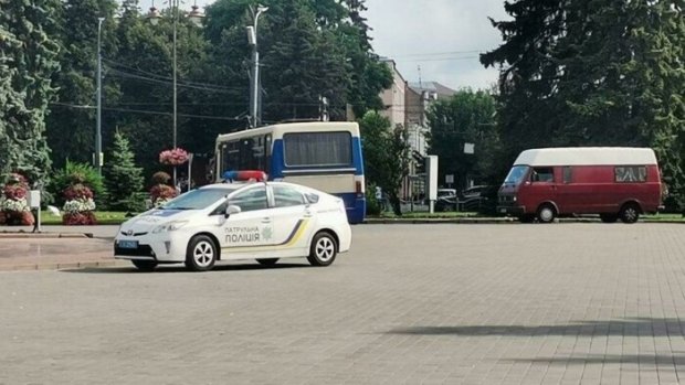 Украинада номаълум шахс ичида йўловчилари бўлган автобусни гаровга олди