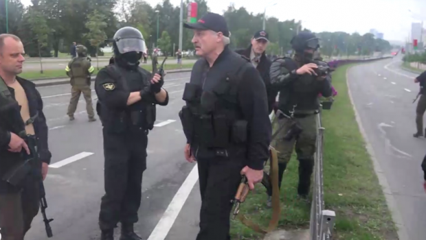 Avtomat ko‘targan Lukashenko o‘z xalqini «kalamushlar» deb haqorat qildi (video)